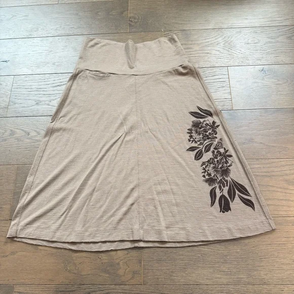 Icebreaker Skirt Sz Medium. Tan with Brown Floral Print - Picture 10 of 10